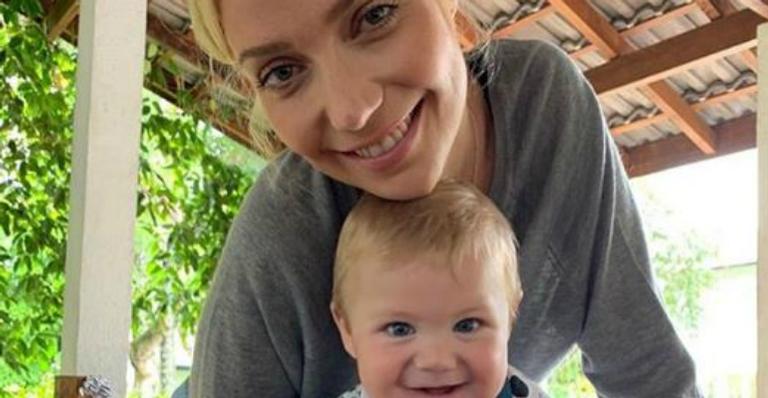 Luiza Possi flagra o filho em momento divertido no banho e fofura comove fãs: ”O bebê mais lindo!”