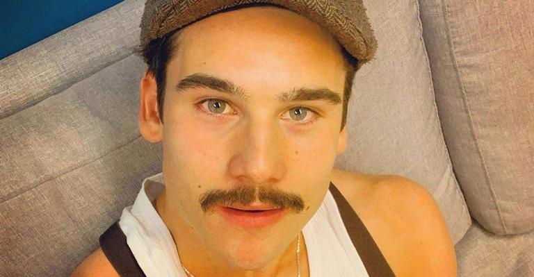 Nicolas Prattes posa coladinho com Glória Pires e celebra parceria em novela: ‘Ô glória’