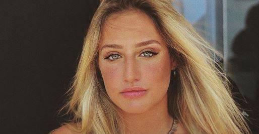 Bruna Griphao surge com biquíni cavadíssimo e quase mostra demais
