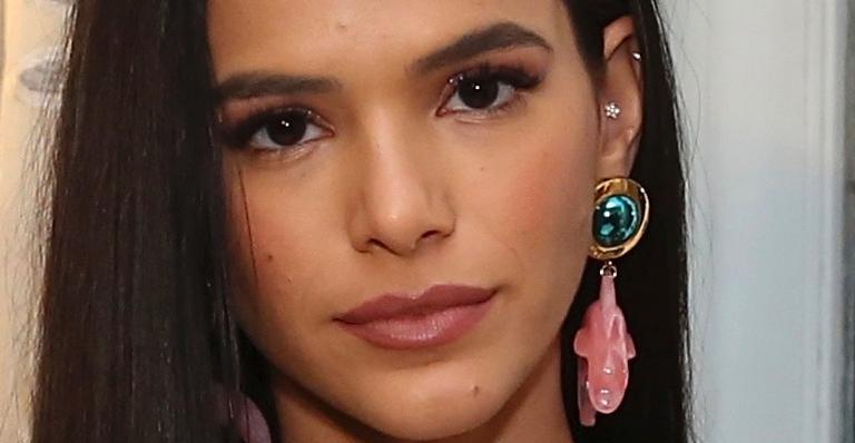 Bruna Marquezine causa em evento com vestido curtinho, decote profundo e cabelão na cintura