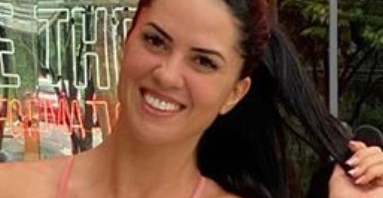 Graciele Lacerda posa de legging branca e barriga de fora e fãs não se contém: ”Que coxas são essas?”