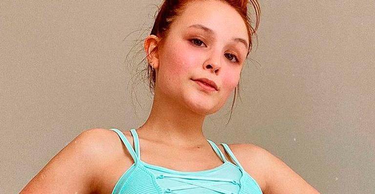 De shortinho e top, Larissa Manoela comemora retorno à malhação após cirurgia: ”Muito feliz”