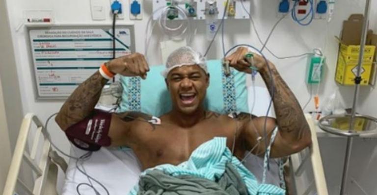 Leo Santana surge em hospital após cirurgia e tranquiliza fãs: ”Foi um sucesso”