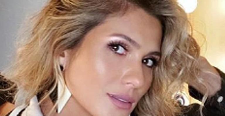 Lívia Andrade faz charme no camarim do SBT e exibe decote poderoso e pernas torneadas
