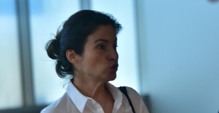 Renata Vasconcellos desembarca de cara lavada e look simples em aeroporto