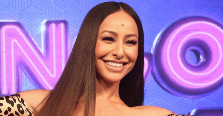 Sabrina Sato causa com macacão coladinho de oncinha e deixa curvas desenhadas