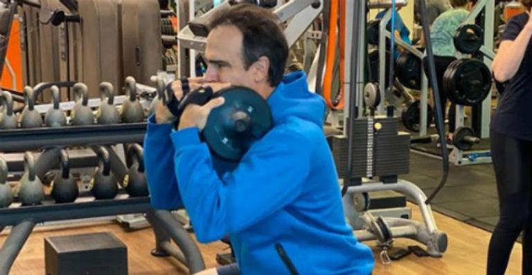 Tadeu Schmidt reclama após comilança nas férias: ”Dureza”