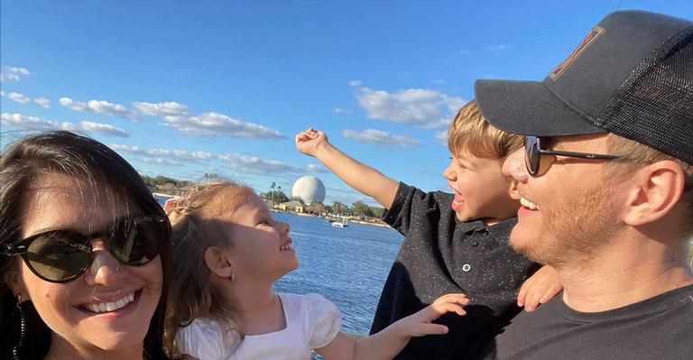 Em momento lindo, Thais Fersoza e Michel Teló fazem passeio de bicicleta com os filhos