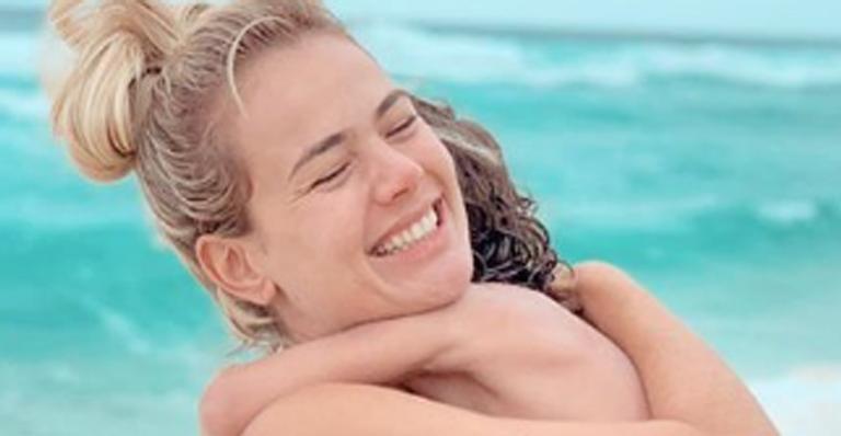 Thais Pacholek surge de biquíni tomara que caia com o filho nos braços e boa forma deixa fãs perplexos