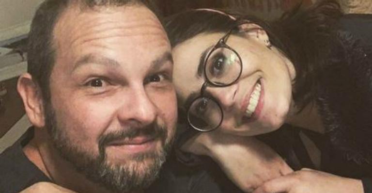 Viúva de narrador esportivo fala pela primeira vez após morte fulminante do marido aos 40 anos