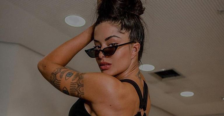 Aline Riscado relembra desfile de carnaval com foto na avenida: ”Saudade”