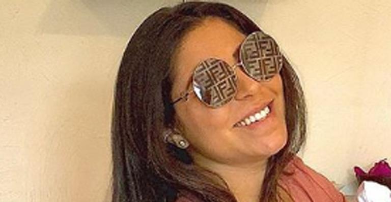 Esposa de Thammy Miranda posa com o filho dormindo nos braços e aposta em look ousado
