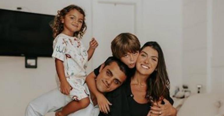 Papai coruja, Felipe Simas divide clique especial com o recém-nascido e comove internautas