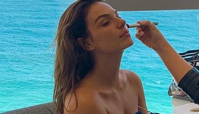 Isis Valverde causa comoção ao publicar foto só de toalha enquanto é maquiada