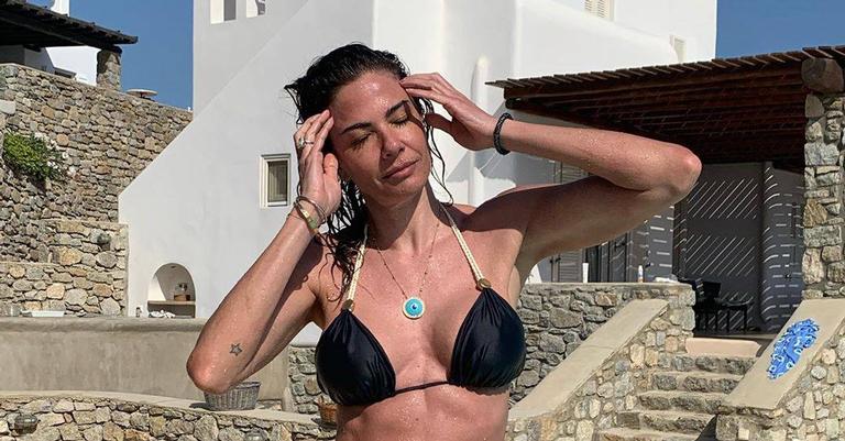 Luciana Gimenez posa plena de biquíni com vista espetacular durante viagem