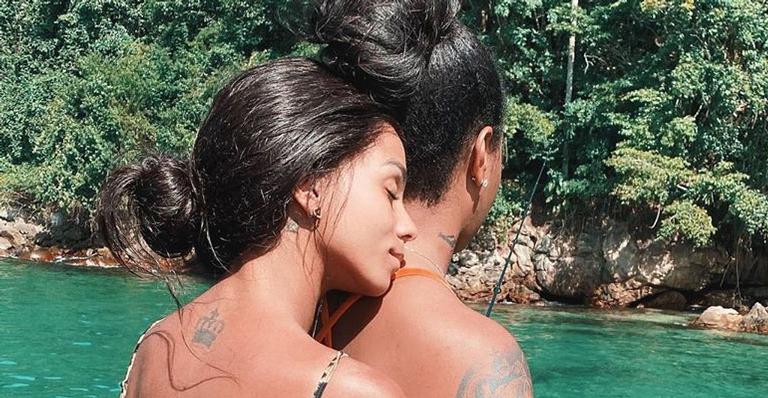 Ludmilla posa de corpo colado com a esposa em foto ousada: ”A gata que eu gosto”