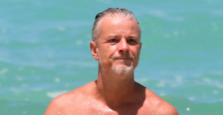 Marcello Novaes vai à praia com sunguinha e exibe corpão aos 57 anos