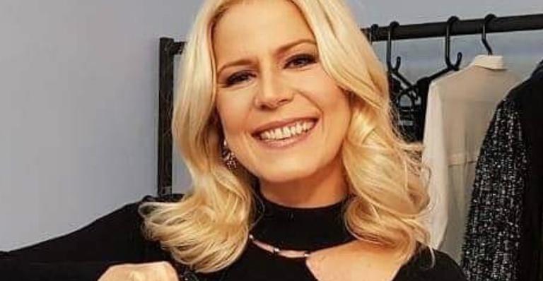 Aos 57 anos, Paula Toller aposta em microbiquíni e exibe corpão: ”Fonte da juventude”