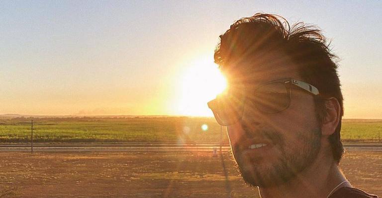 Rodrigo Simas posa com os dois irmãos em clique antigo e trio ganha chuva de elogios