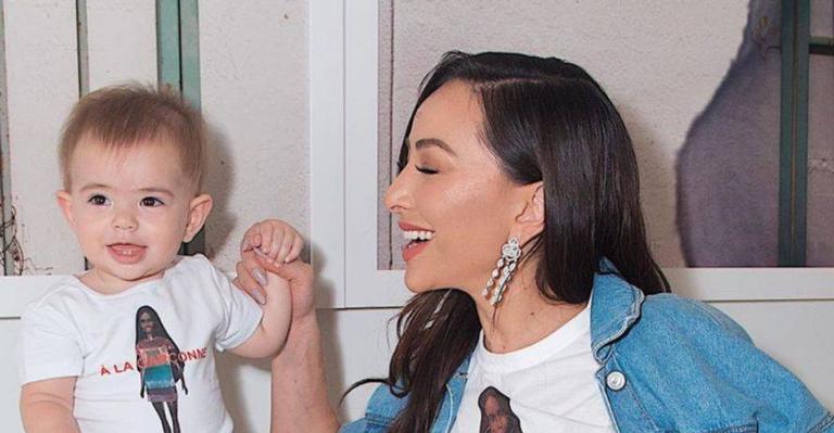 Sabrina Sato se derrete ao ver a reação de Zoe vendo suas fotos de quando nasceu