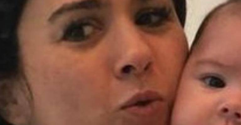 Tatá Werneck flagra a filha de quatro meses se ”exercitando” e brinca: ”Me humilhando”