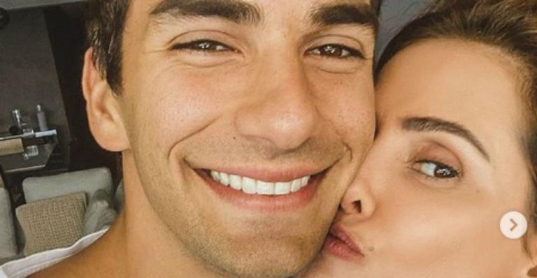 Deborah Secco encanta a web com clique fofo dela com o marido: ”Casal mais lindo”