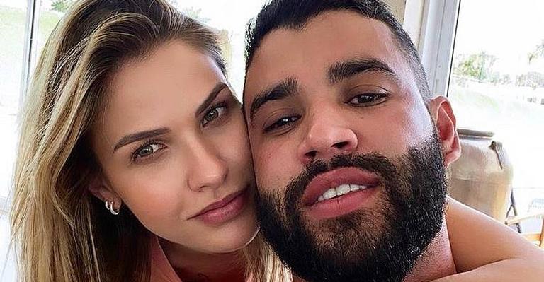 Andressa Suita se diverte ao ver a alegria dos filhos fazendo bagunça com o pai