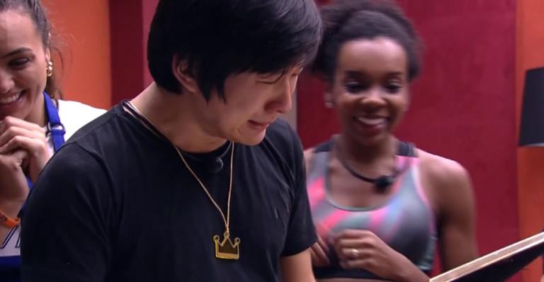 BBB20: Pyong chora bastante ao ver novas fotos do filho no Quarto do Líder