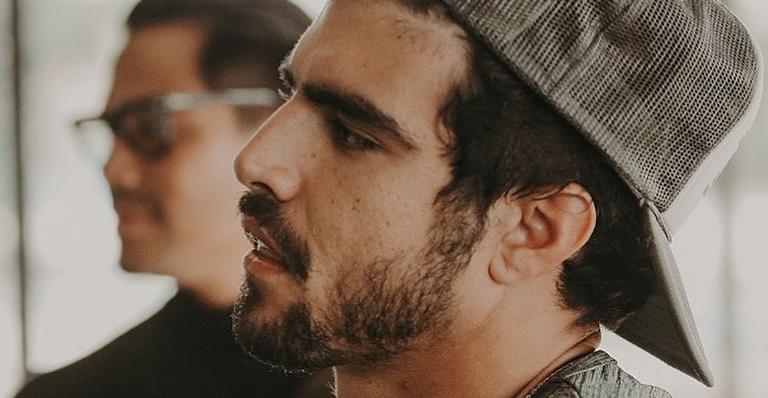 Eita! Caio Castro dá bronca em fã ao ser abordado para selfie