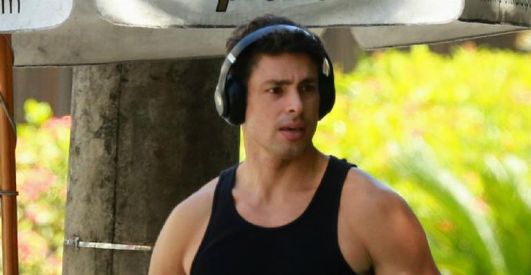 Cauã Reymond deixa brações musculosos à mostra em dia de academia
