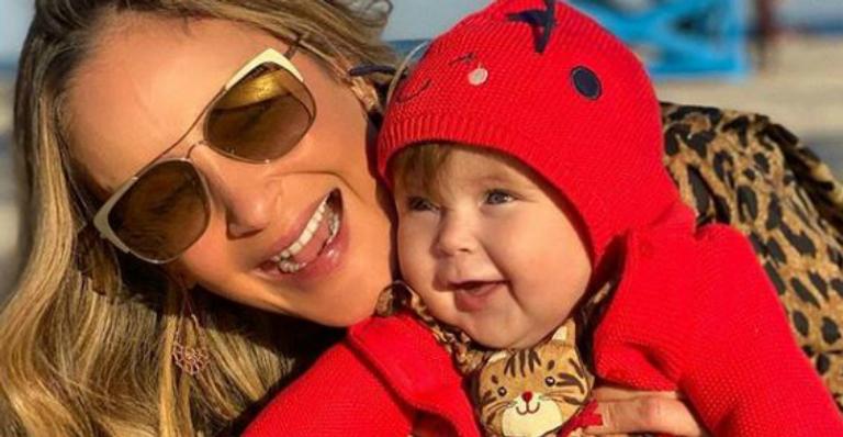 Claudia Leitte posa agarradinha na filha durante dia de praia e fofura impressiona
