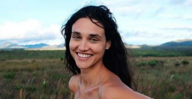 Débora Nascimento faz clique espontâneo com a filha no colo e comove web: ”Lindas!”