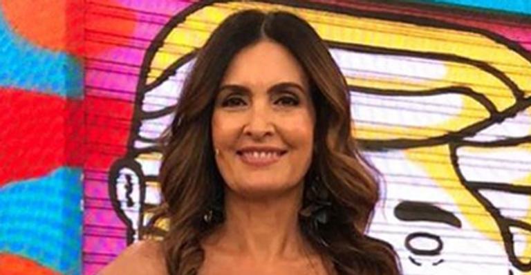 Fátima Bernardes volta às redes sociais com vestido super decotado e justifica sumiço