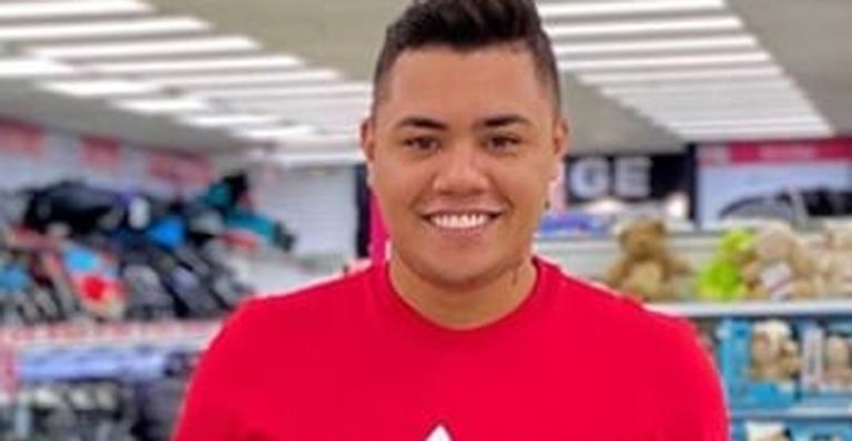 Felipe Araújo enche carrinho com presentes para o filho: ”Olha o tanto de coisa que comprei”
