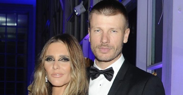 Fernanda Lima surpreende fãs e surge com look curtíssimo em evento e exibe corpo real pós-parto