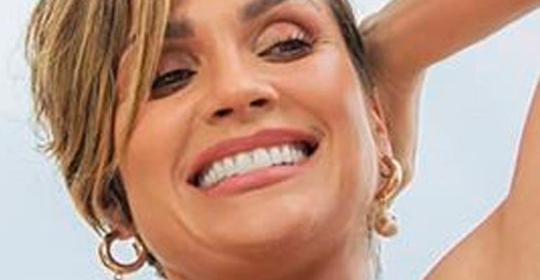 Aos 45 anos, Flávia Alessandra exibe corpão com maiô recortado ousado e detalhe rouba a cena: ”Que sovaco lindo”