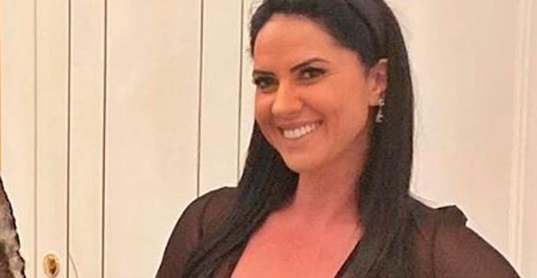 De camisa transparente, Graciele Lacerda posa chiquérrima e atrai elogios: ”Elegante e simpática”
