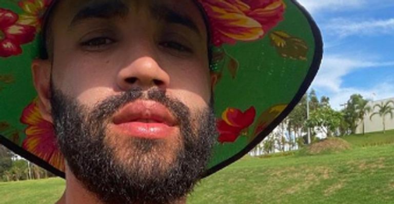 Gusttavo Lima posa sem camisa com peitoral farto: ”Multiplica senhor”