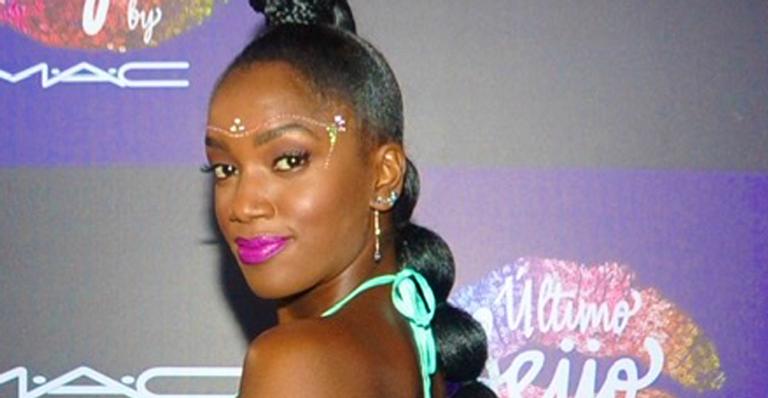 Iza elege vestido de gala com muita transparência para evento badalado e deixa fãs boquiabertos