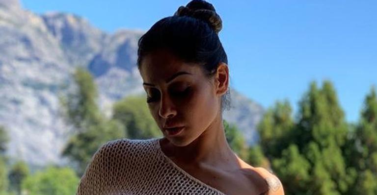 Mayra Cardi posa com vestido de tricô e sem lingerie em fotos ousadas na web