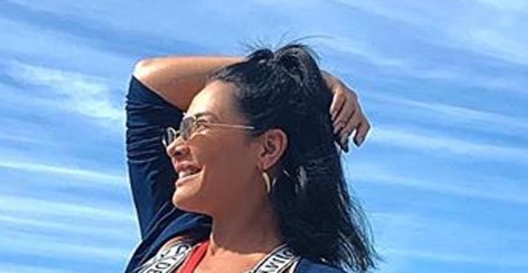 Scheila Carvalho posa com shortinho micro e top exibindo corpão escultural