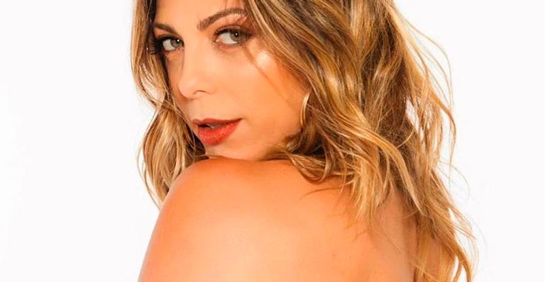Sheila Mello solta parte de cima do biquíni e empina bumbum em ensaio sensual
