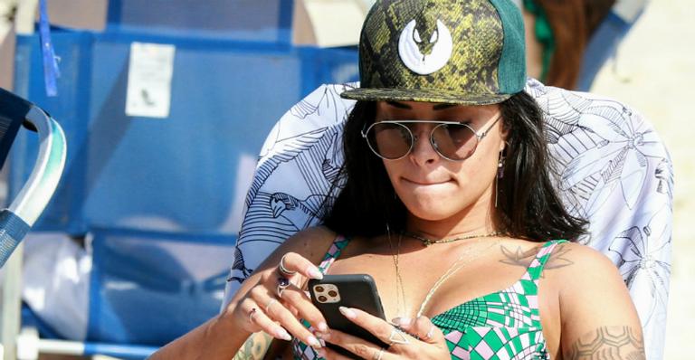 Aline Riscado surpreende com corpão malhado em dia de praia