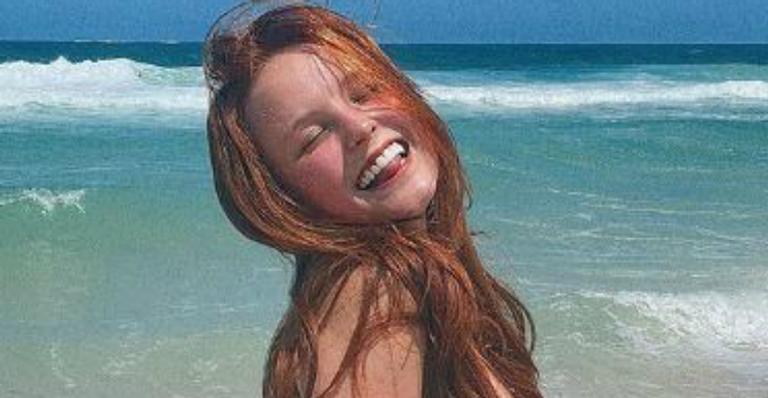Larissa Manoela celebra nova vida no Rio de Janeiro com clique de biquíni na praia