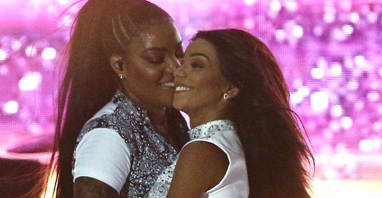 Ludmilla e Brunna Gonçalves trocam carinhos e protagoniza momento picante em show