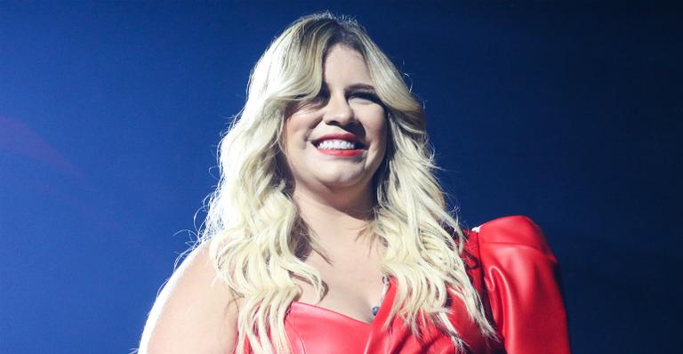 Marília Mendonça aposta em look coladinho e mostra ótima forma três meses após nascimento do filho