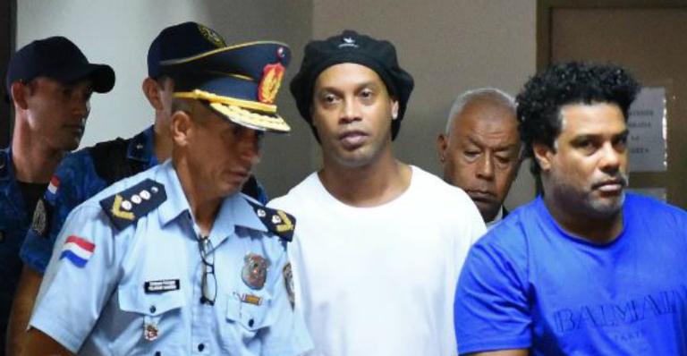 Ronaldinho Gaúcho é preso e passa a noite em cadeia no Paraguai com o irmão