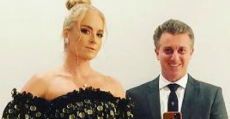 Angélica surge poderosa em look grifado ao lado de Luciano Huck: ”Casalzão!”