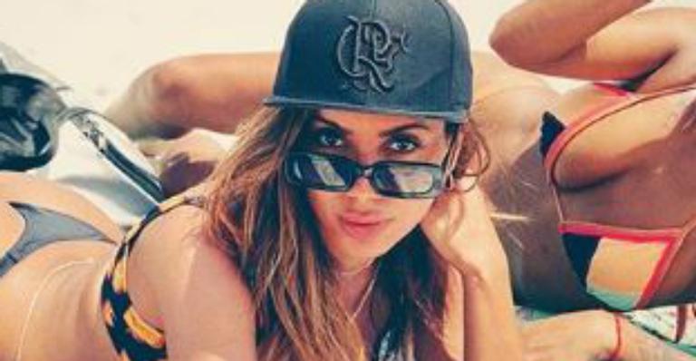 De biquíni, Anitta ostenta o corpão sarado em viagem luxuosa com o affair