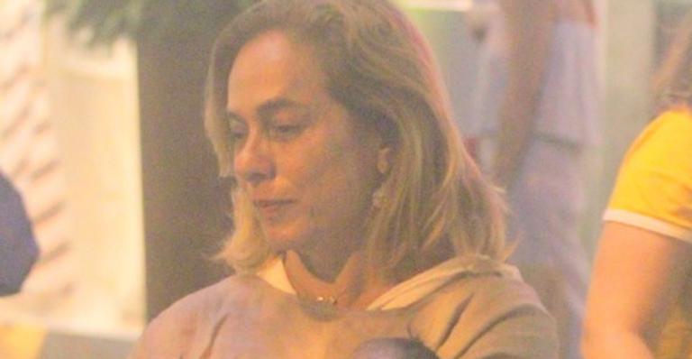 Cissa Guimarães é flagrada paparicando a neta recém-nascida em momento raro